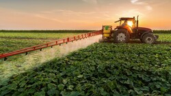 Der Einsatz von Pestiziden soll reduziert werden. Nur um wie viel? Darüber herrscht in der EU keine Einigkeit. (Bild: Dusan Kostic - stock.adobe.com)