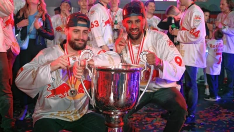 Gleich in seiner ersten Saison beim EC Red Bull Salzburg konnte sich Benjamin Nissner (rechts mit Ali Wukovits) über den Gewinn der Meisterschaft freuen. (Bild: Kronen Zeitung)