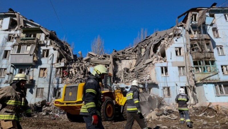 Dieses fünfstöckige Wohnhaus wurde schwer getroffen. (Bild: APA/AFP/Katerina Klochko)