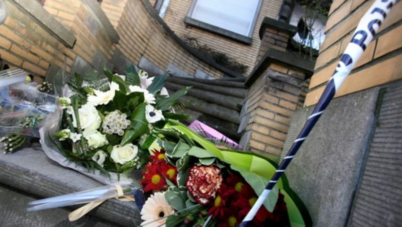 Blumen vor dem Haus der Familie, wo sich die Wahnsinnstat abgespielt hatte (Bild: AFP)