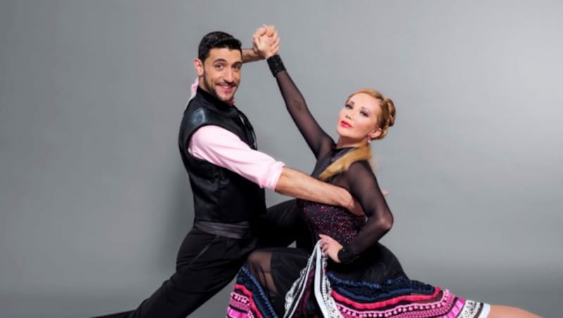 Karina Sarkissova, mit Tanzpartner Dimitar Stefanin, hat von der Jury aufs Parkett gewechselt. (Bild: ORF)