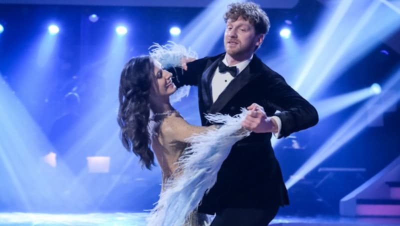 Lucas Fendrich und Lenka Pohoralek zeigten einen Slowfox zu „Play That Song“. (Bild: ORF/Hans Leitner)