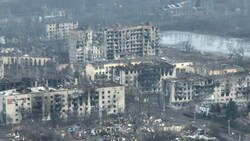 Luftaufnahme der Zerstörungen in der Stadt Bachmut (Bild: AFP)