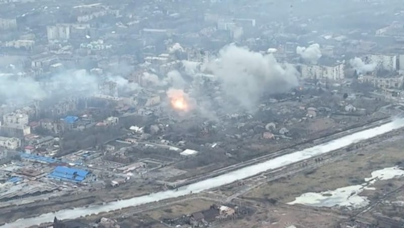 Luftaufnahme von Rauch und Zerstörungen während der Kämpfe in der Stadt Bachmut (Bild: AFP)
