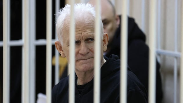 Bjaljazki im Jänner bei seinem Prozess in Minsk (Bild: APA/AFP/BELTA/Vitaly PIVOVARCHIK)