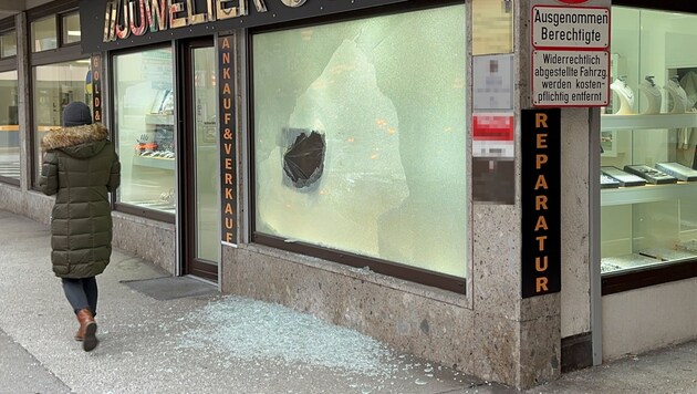Der Tatort am Freitagvormittag. Ein riesiges Loch im Schaufenster zeugt vom nächtlichen Coup. (Bild: zoom.tirol)
