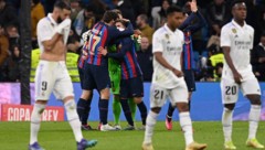 Barca jubelt über den Sieg gegen den (sichtlich geknickten) Erzrivalen. Und hadert dennoch. (Bild: APA/AFP/OSCAR DEL POZO)