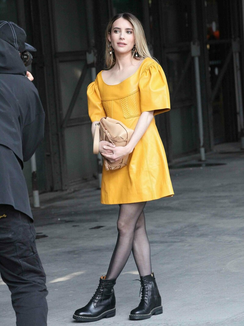 Emma Roberts sorgt in einem gelben Lederkleid mit Puffärmeln für Frühlingsgefühle. (Bild: www.PPS.at)