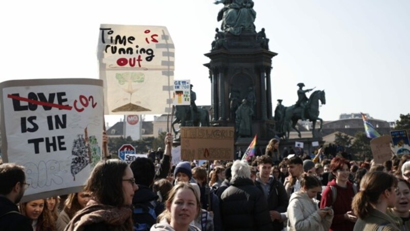 Zahlreiche Demonstrierende versammelten sich zu Mittag am Maria-Theresien-Platz. (Bild: APA/TOBIAS STEINMAURER)