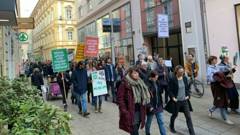 Schon um 10 Uhr startete am Freitag in Graz der Klimastreik. (Bild: APA/INGRID KORNBERGER)