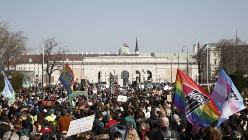 Viele junge, aber auch ältere Teilnehmer hatten sich gegen 12 Uhr in der Bundeshauptstadt eingefunden. (Bild: APA/TOBIAS STEINMAURER)