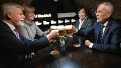 Prost! Der nächste tschechische Präsident Petr Pavel (li.) und Österreichs Bundespräsident Alexander Van der Bellen. (Bild: Peter Lechner)