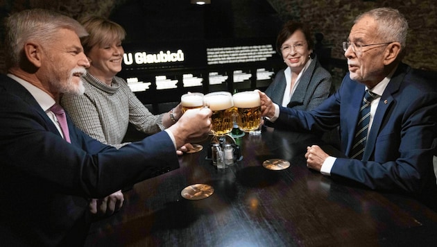 Prost! Der nächste tschechische Präsident Petr Pavel (li.) und Österreichs Bundespräsident Alexander Van der Bellen. (Bild: Peter Lechner)