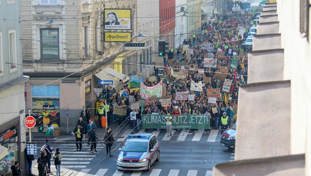 Die Demonstranten zogen durch die Linzer Innenstadt. (Bild: © Harald Dostal / 2023)