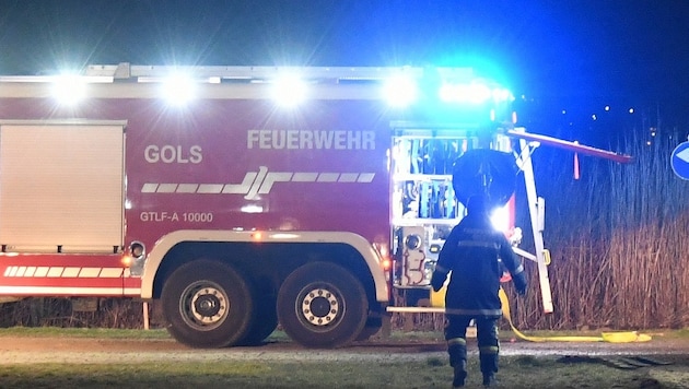 First the man rescued the 21-year-old from the burning apartment, then a neighbor alerted the emergency services (symbolic image). (Bild: P. Huber (Symbolbild))