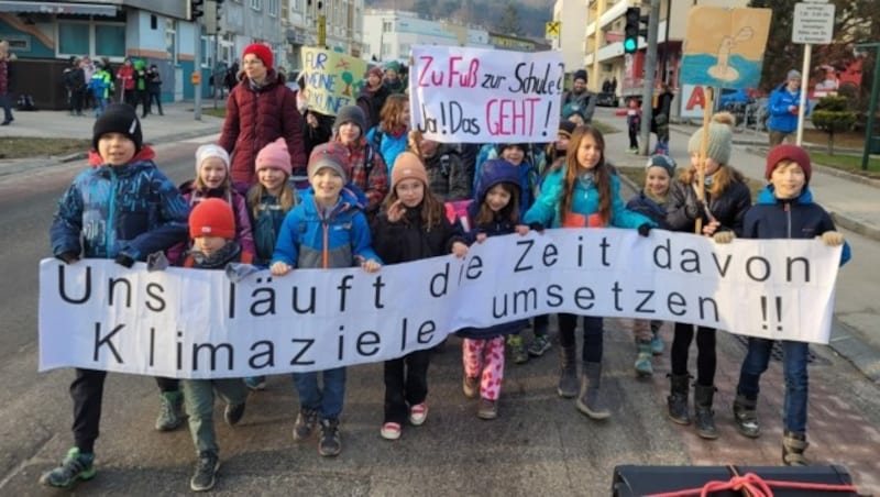 Auch in Pressbaum ging man auf die Straße. (Bild: Andreas Scheurer)