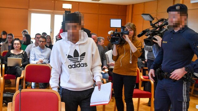 Der Saal im Linzer Landesgericht war brechend voll, als dem 22-jährigen Syrer am Donnerstag der Prozess gemacht wurde. (Bild: Dostal Harald, Krone KREATIV)