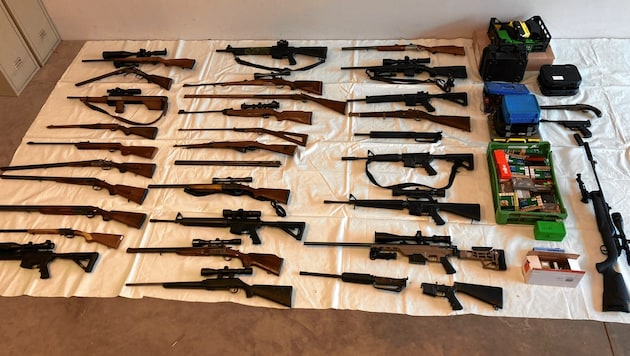 Etwa 70 Waffen aller Art wurden im Haus sichergestellt. (Bild: LPD Kärnten)