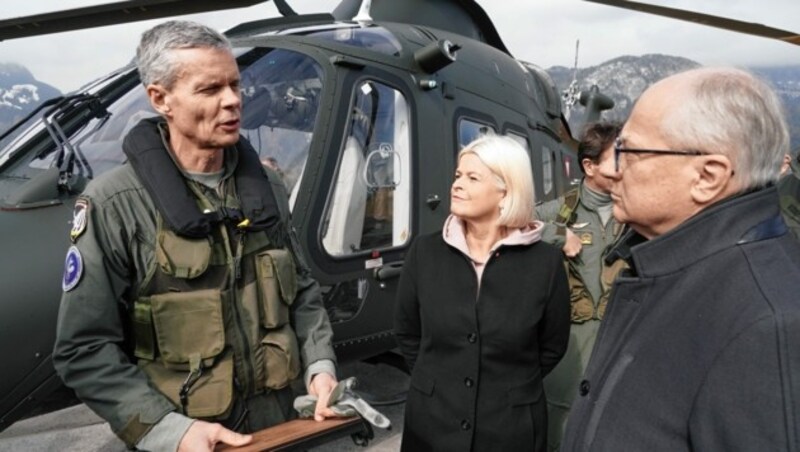 Zufrieden mit dem neuen Hubschrauber: Brigardier Wolfgang Luttenberger, Ministerin Klaudia Tanner und Landesrat Hans Seitinger (von links). (Bild: Pail Sepp)