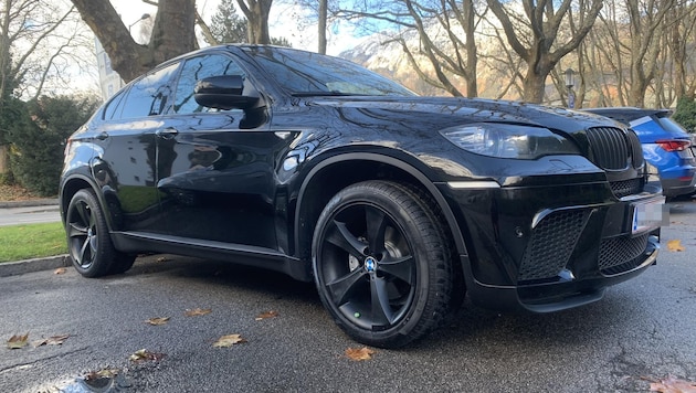 Dieser BMW X6 ist Dreh- und Angelpunkt des Kriminalfalles. (Bild: Polizei Salzburg, Krone KREATIV)