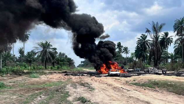 Bei einer verheerenden Explosion an einer Ölpipeline im westafrikanischen Land Nigeria sind mindestens zwölf Menschen verbrannt. (Bild: Associated Press)