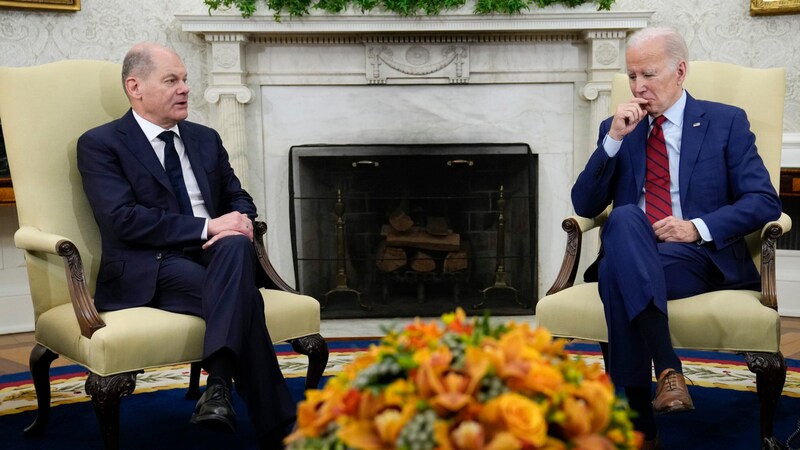 Deutschlands Kanzler Olaf Scholz (links) und US-Präsident Joe Biden bei einem Treffen in Washington (Bild: Associated Press)