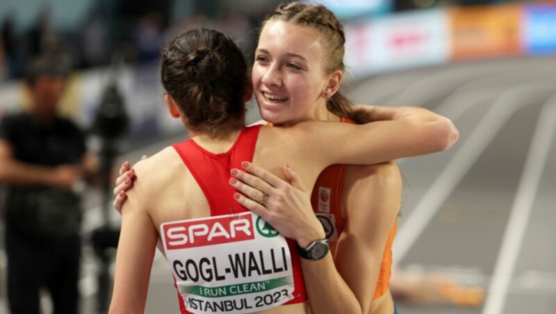 Susanne Gogl-Walli gratuliert Niederländerin Femke Bol. Beide sind für das Finale qualifziert. (Bild: Associated Press)