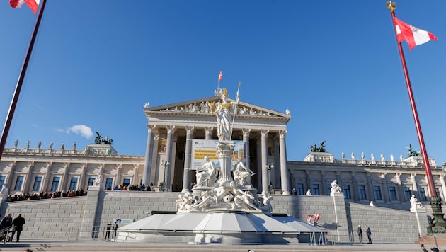 Das Parlamentsgebäude an der Wiener Ringstraße ist der Ort, an dem die Demokratie in Österreich zuhause ist. (Bild: APA/FLORIAN WIESER)