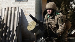 Ein ukrainischer Soldat bereitet sich in Bachmut auf den Kampf vor. (Bild: APA/AFP/Anatolii Stepanov)