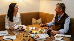 „Krone“-Redakteurin Elisa Torner bittet zu Tisch: Zum Auftakt der Serie „Torners Dinner“ speist sie mit Max Mayr-Melnhof. (Bild: Tschepp Markus)