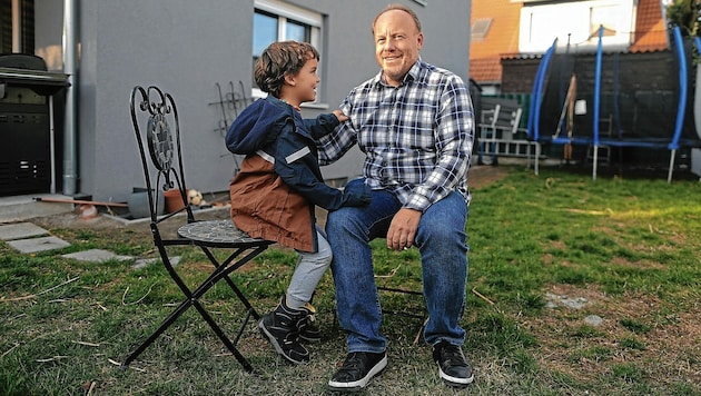 Oskar Wurzer mit seinem Sohn João Pedro in seinem Garten. Der Kleine kann kaum eine Minute still sitzen. (Bild: Gerhard Bartel)