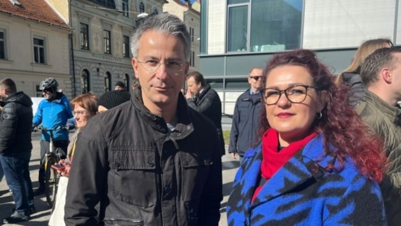 Stadtrat Kurt Hohensinner (ÖVP) und Stadträtin Claudia Schönbacher (KFG) kamen ebenfalls zur Demo in die Zinzendorfgasse (Bild: Hannah Michaeler)