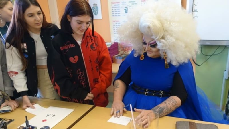 Samantha Gold wirbt in der Schule für mehr Offenheit und Toleranz (Bild: Mittelschule Markt Hartmannsdorf)