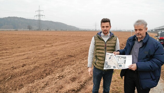 Bernd Brodtrager (links) und Manfred Wallner vor den Äckern, die zur Vorrangzone werden sollen. (Bild: Sepp Pail)