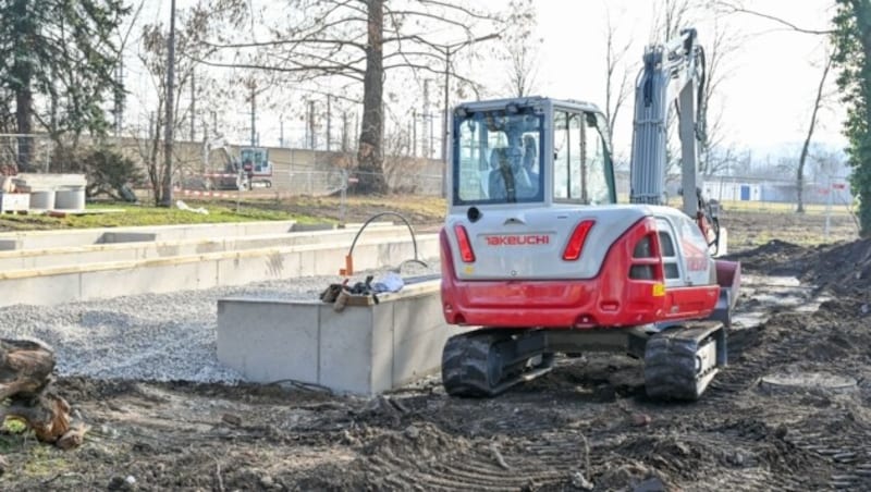 Am Samstagvormittag wurde auf der Baustelle noch fleißig gebaggert. (Bild: Dostal Harald)