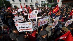 Tausende Demonstranten gingen in Tunis gegen Präsident Kais Saied auf die Straße. (Bild: APA/AFP/FETHI BELAID)