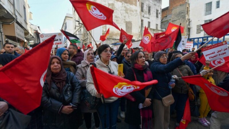 Demonstranten zogen durch die Straßen von Tunis. (Bild: APA/AFP/FETHI BELAID)