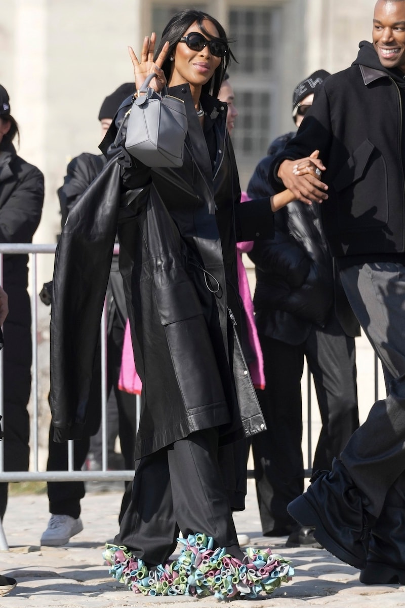 Naomi Campbell mit Ballon-High-Heels der Marke Loewe (Bild: APA)