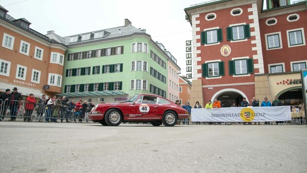 Oldtimer-Begeisterte kommen am 11. März am Hauptplatz in Lienz auf ihre Kosten und können legendäre Autos bewundern. (Bild: Stadt Lienz/Lenzer)