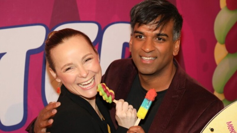 Sängerin Missy May und Musicalstar Ramesh Nair testen die Eskimo-Neuheiten Twister Monstaahh und Captain Marvel. (Bild: © Conny de Beauclair)