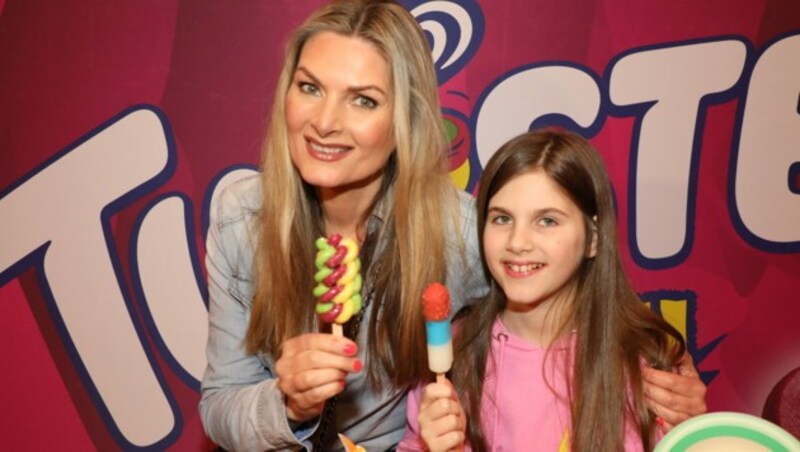 ORF Lottofee Martina Kaiser mit Tochter Kiana genießen die neuen Eskimo Eissorten Twister Monstaahh und Captain America. (Bild: © Conny de Beauclair)