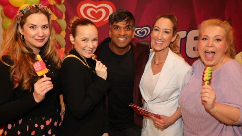 Designerin Niki Osl, Sängerin Missy May, Dancing Star Ramesh Nair, Moderatorin Kati Bellowitsch und Schauspielerin Susanna Hirschler freuen sich über die Eisneuheiten 2023 (Bild: © Conny de Beauclair)