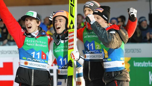 Daniel Tschofenig, Stefan Kraft, Michael Hayböc und Jan Hörl (von li. nach re.) jubeln über die Bronzemedaille. (Bild: Andreas Tröster)
