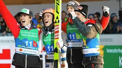 Daniel Tschofenig, Stefan Kraft, Michael Hayböc und Jan Hörl (von li. nach re.) jubeln über die Bronzemedaille. (Bild: Andreas Tröster)