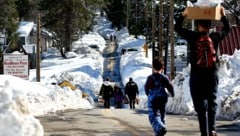 Zahlreiche Bewohner von Crestline in Südkalifornien sind seit knapp einer Woche von der Außenwelt abgeschnitten. (Bild: APA/Getty Images via AFP/GETTY IMAGES/MARIO TAMA)