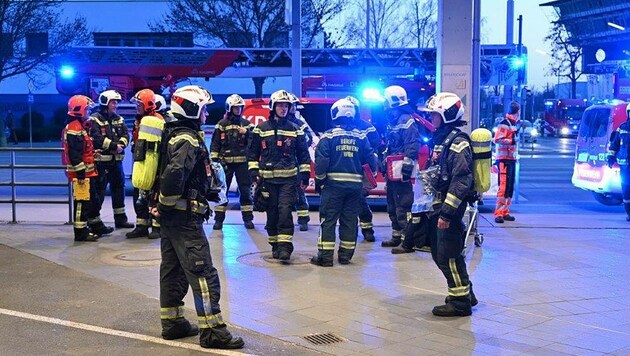 Der Brand in der WC-Anlage konnte zwar rasch gelöscht werden, doch die Entlüftungsmaßnahmen dauerten länger. (Bild: Stadt Wien/Feuerwehr)