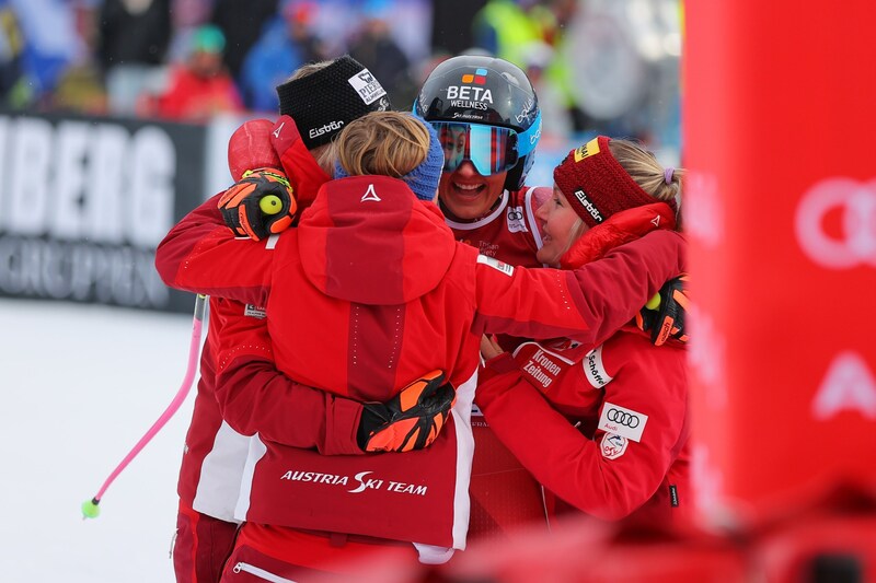 Stephanie Venier jubelt mit ihren Teamkolleginnen. (Bild: GEPA pictures)