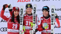 Österreichischer Triumph in Kvitfjell! Nina Ortlieb (Mitte) jubelt mit ihren Teamkolleginnen Stephanie Venier (links) und Franziska Gritsch. (Bild: AP)