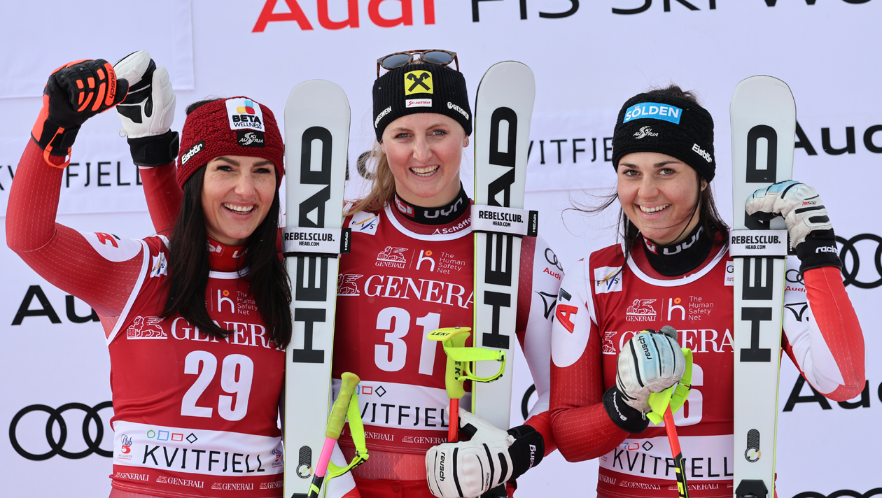 Österreichischer Triumph in Kvitfjell! Nina Ortlieb (Mitte) jubelt mit ihren Teamkolleginnen Stephanie Venier (links) und Franziska Gritsch. (Bild: AP)