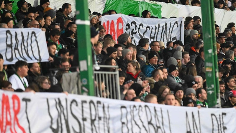 Die Lustenauer Fans zeigten ihren VAR-Unmut mit Transparenten. (Bild: GEPA pictures)